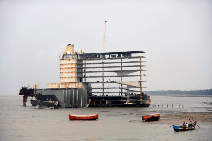 FILES-BANGLADESH-ECONOMY-SHIPBREAKING